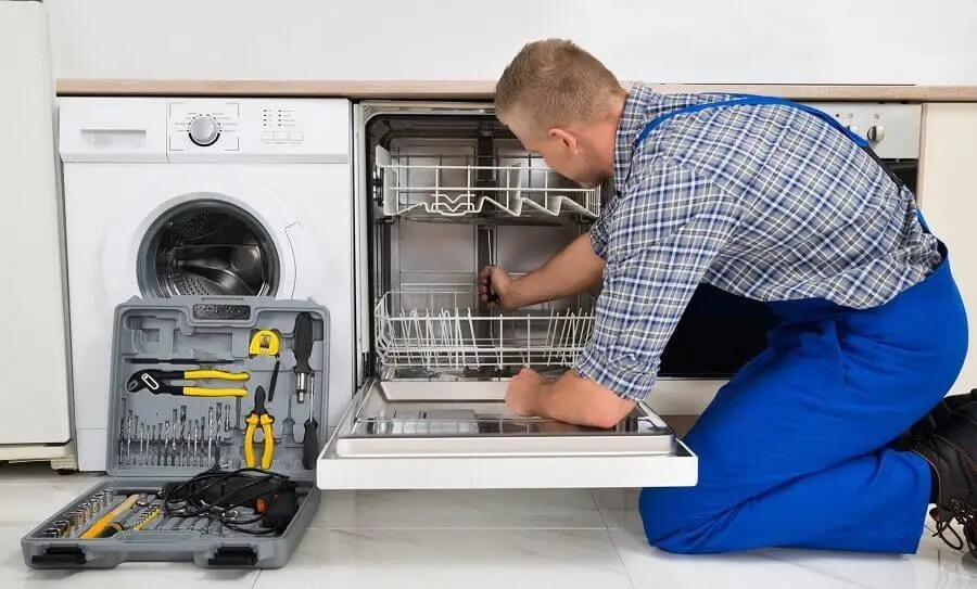 Çayırova Daikin servisi teknisyen ekibi beyaz eşya tamiri yaparken